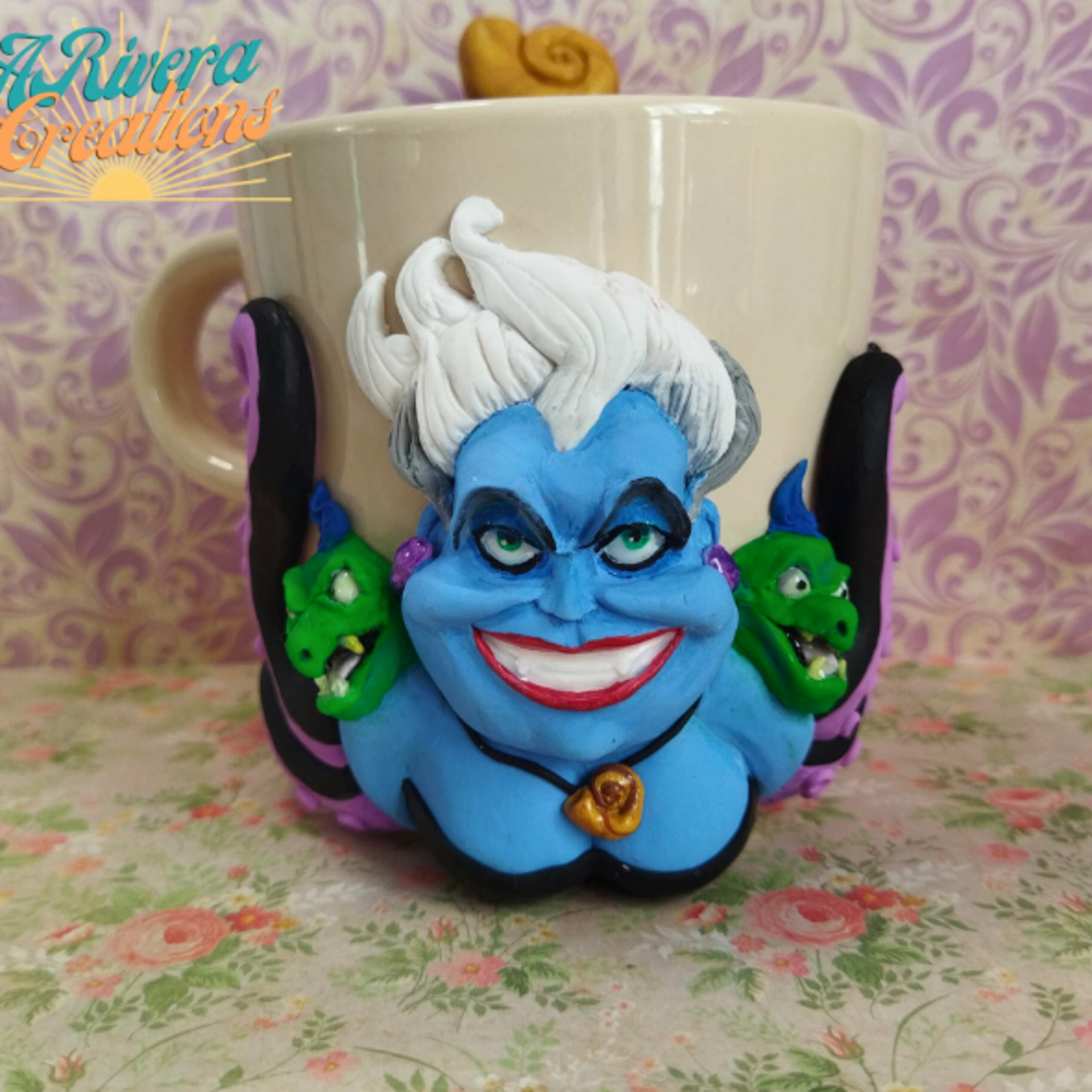 TAZA CON ÚRSULA Y Flotsam y Jetsam, TAZAS DECORADAS. TAZAS DISNEY - 8