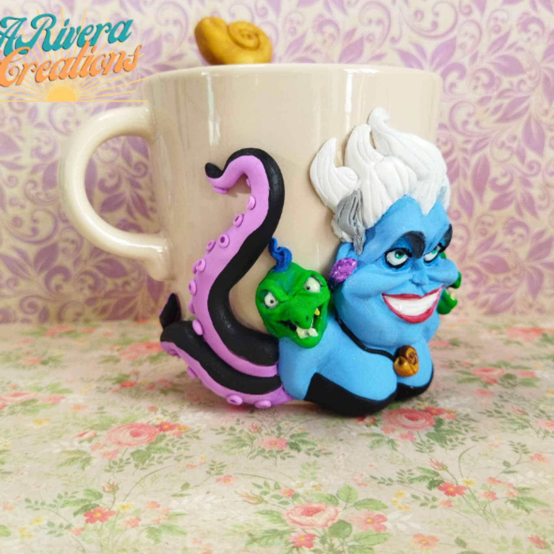 TAZA CON ÚRSULA Y Flotsam y Jetsam, TAZAS DECORADAS. TAZAS DISNEY - 2