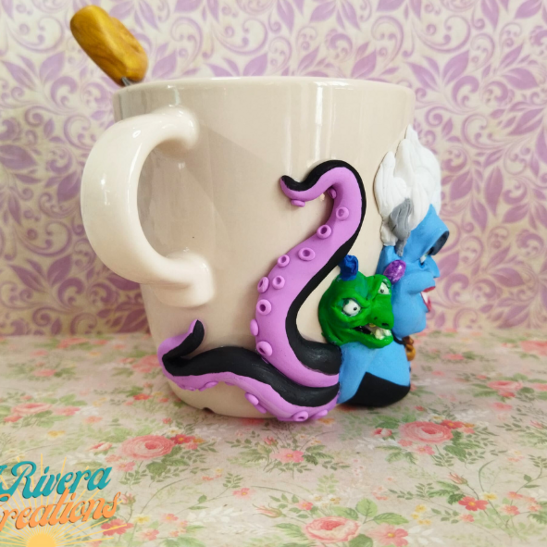 TAZA CON ÚRSULA Y Flotsam y Jetsam, TAZAS DECORADAS. TAZAS DISNEY - 6