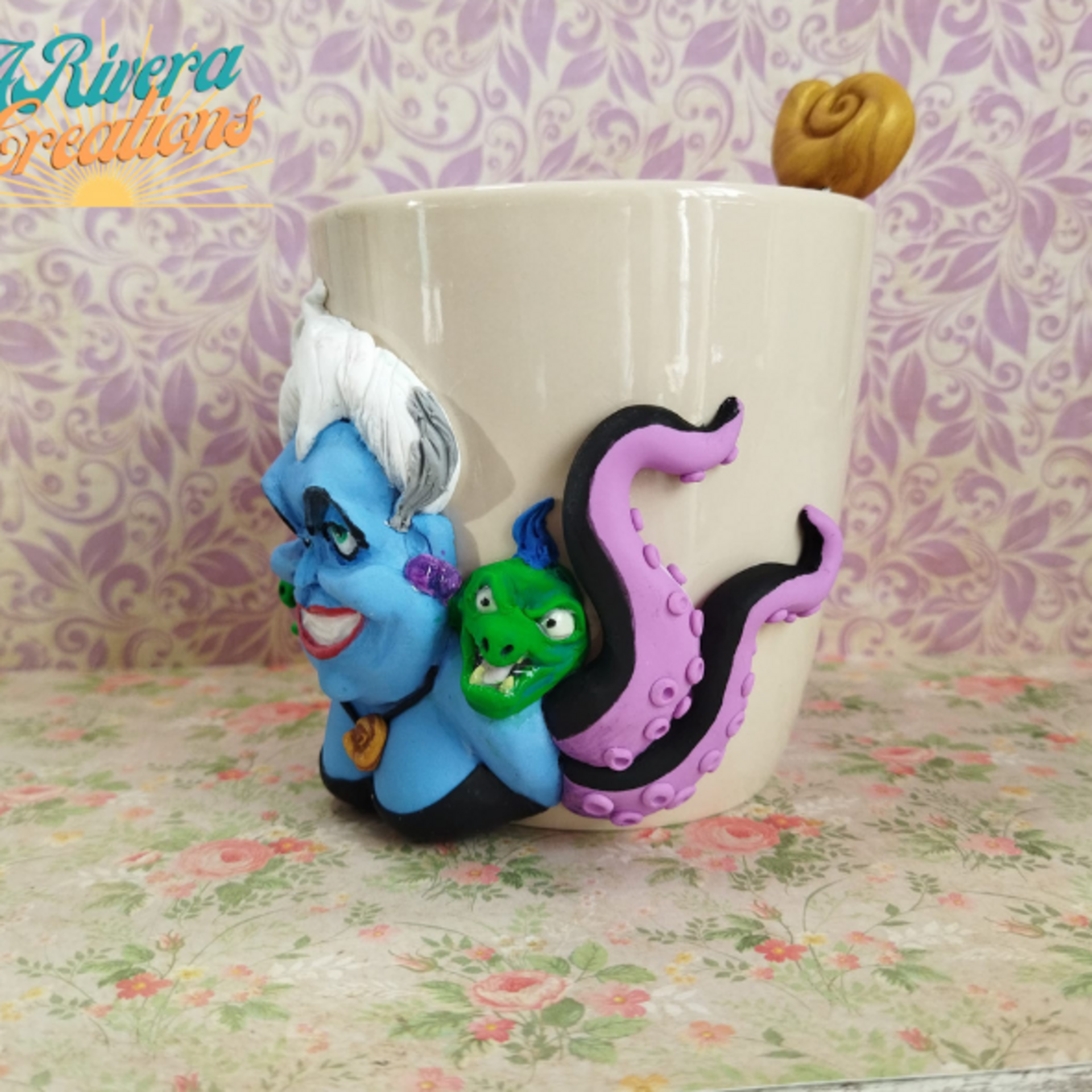 TAZA CON ÚRSULA Y Flotsam y Jetsam, TAZAS DECORADAS. TAZAS DISNEY - 3