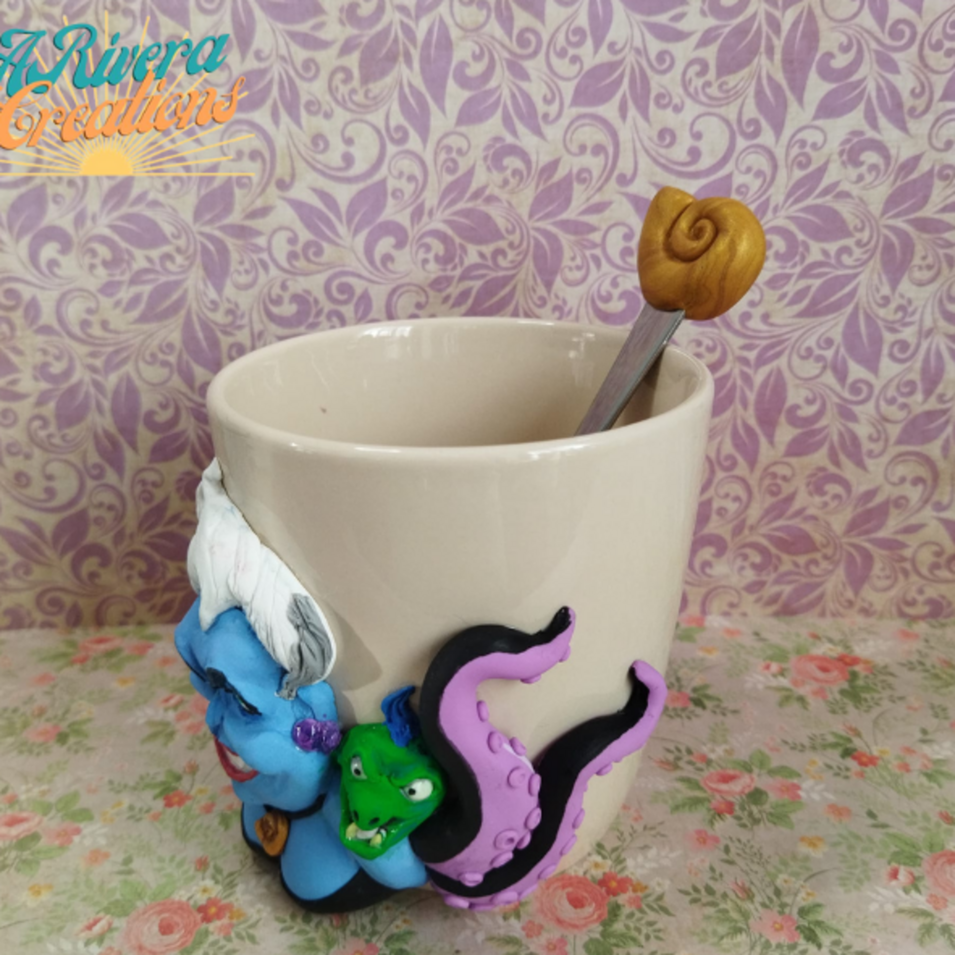 TAZA CON ÚRSULA Y Flotsam y Jetsam, TAZAS DECORADAS. TAZAS DISNEY - 4